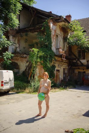 zdjęcie amatorskie Pregnant babe goes nude with her beachball