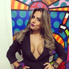 foto amadora In front of a painting