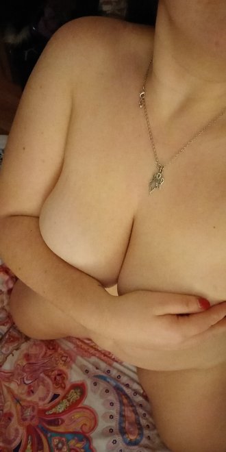 Was asked for boobs...thought I would tease a little... Pm me pose examples I'm running out of ideas ;)