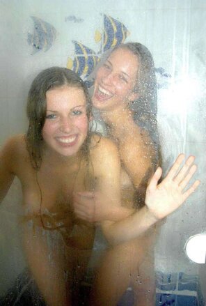 zdjęcie amatorskie Save water and shower together