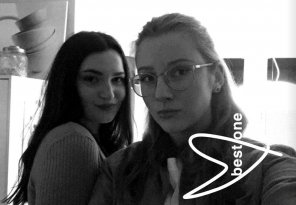 foto amateur The Girl in glasses while her bestie Watches and tells me to destroy her