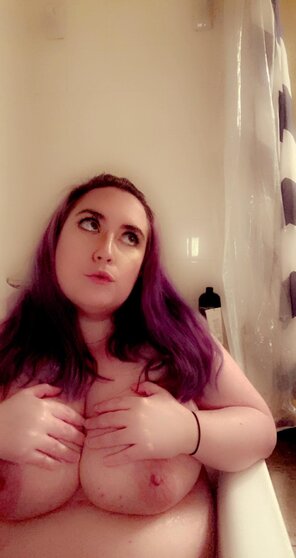 amateur photo Stacked to the max in the bath