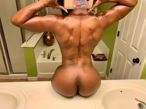 foto amadora athlete-almost-50-year-old-after-her-back-workout-qDL3mD