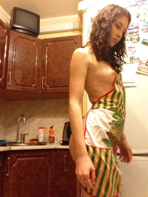 zdjęcie amatorskie Russian-amateur-teen-photos-herself-in-kitchen-1