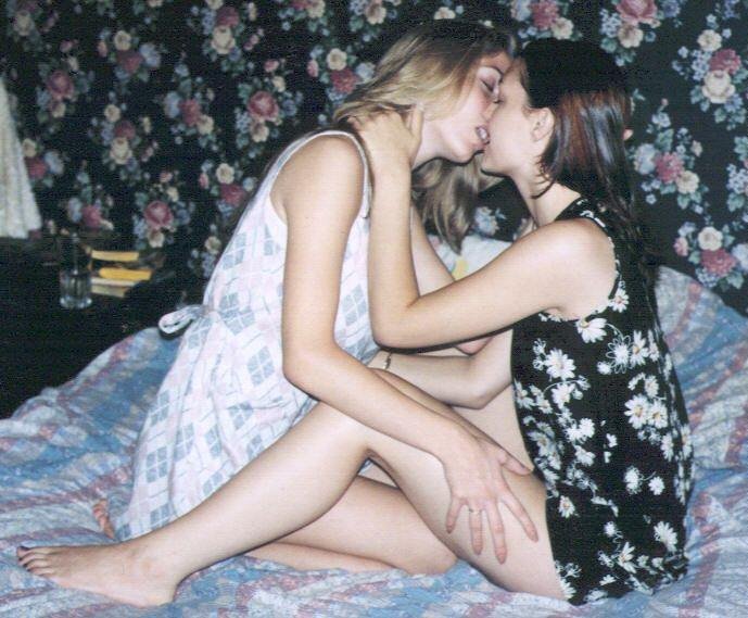 Girls, kissing