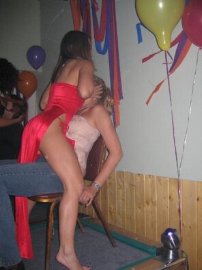 zdjęcie amatorskie stripper-party-12335952251163950813-525x700