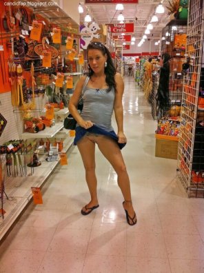 foto amadora Showing some pussy at the hardware store.
