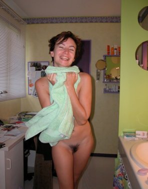 foto amatoriale Trying to cover up her naked body