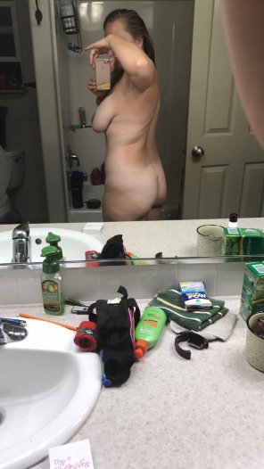 foto amateur Need to be bent over the sink