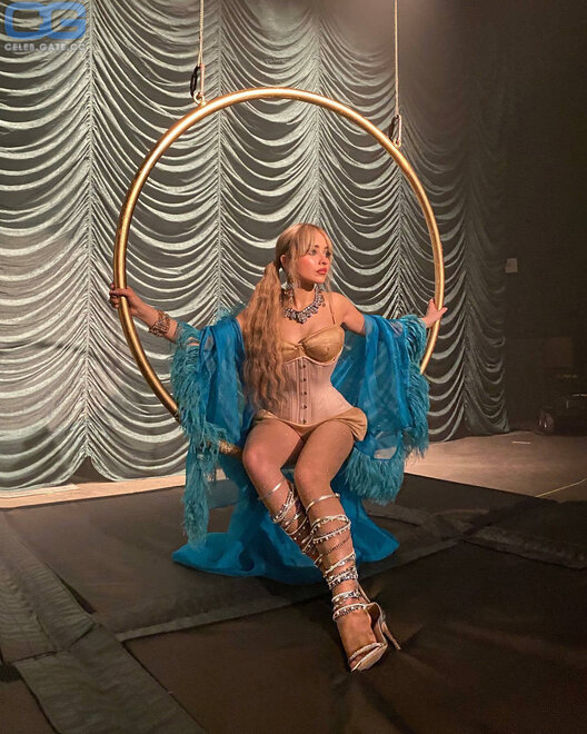 SABRINA CARPENTER SEXY (6)