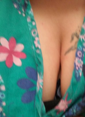 photo amateur Just a little cleavage