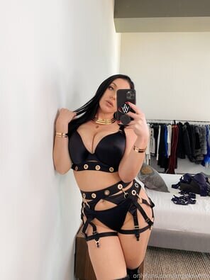 12815792-angela-white-1-3024x4032-ba01f94643a9a6657ac15e9bd1ac084c_296x1000