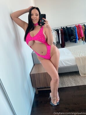 12815680-angela-white-1-3024x4032-1e0c5a9724b1864edaff525776c99f58_296x1000