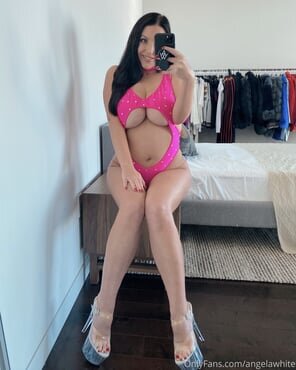 amateur photo 12815617-angela-white-1-2675x3346-66dc023a6318b8856a3d4b2d8007afc1_296x1000