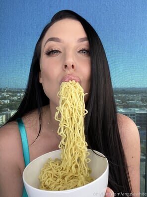 12815476-angela-white-1-2316x3088-aaeeb4b1955205bcef95b3be3934f0a9_296x1000