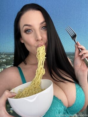 amateur photo 12815433-angela-white-1-2316x3088-6532b682703f96dcb2123f7268d385ff_296x1000