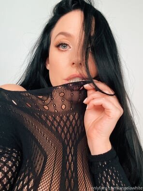 amateur photo 12815371-angela-white-1-2316x3088-35abd0162052bab95e68498a5b6d4a5c_296x1000