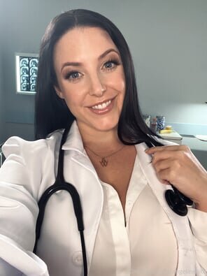 12814927-angela-white-1-1620x2160-915338dad1217f6b26823ce834362fc39422935d_296x1000