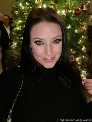 amateur photo 12814901-angela-white-1-1620x2160-6e9e4418f9a3f68be332507264eada116041535d_296x1000