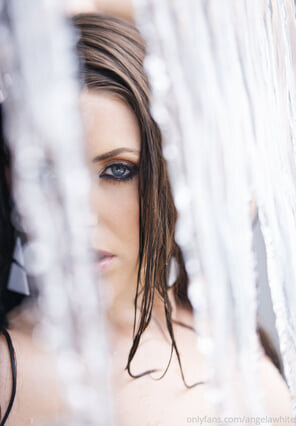 amateur photo 12814799-angela-white-1-1600x2304-b5e2c9fa2a6da46669b66fcf2d8b305f_296x1000