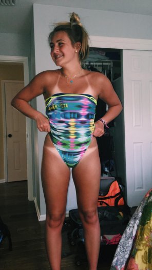 foto amatoriale Tanlines in a one piece