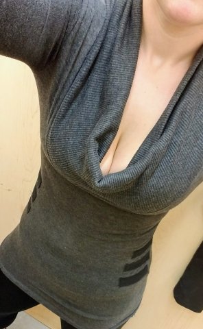 amateur pic I found a low cut turtleneck shirt. Do you like it?? [OC][F]