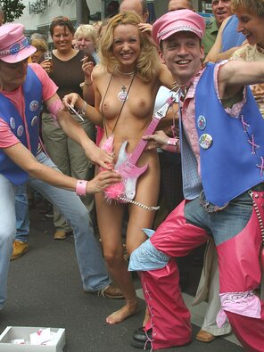 amateurfoto Letting them hang out at Pride