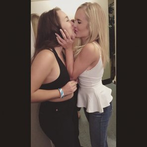 photo amateur Who hasn't kissed their best friend