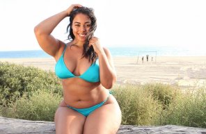 amateur pic Tabria Majors looking extra thick in a blue bikini