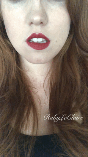 zdjęcie amatorskie Red hair, red lips. Anything missing?