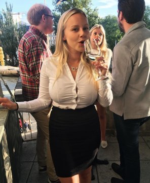 amateurfoto Elin Hakanson's breasts tryin' to climb out of her shirt...