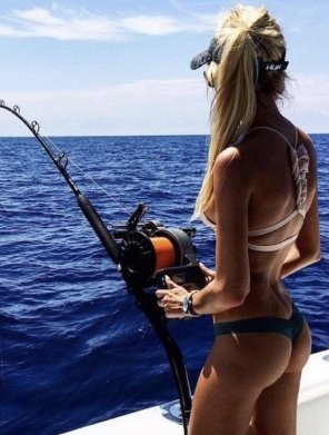 photo amateur Reeling in a big one