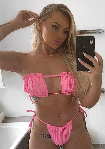 Hot blonde in pink bikini Porn Pic - EPORNER