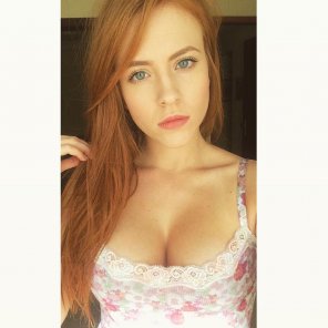 amateur pic Redhead & Cleavage