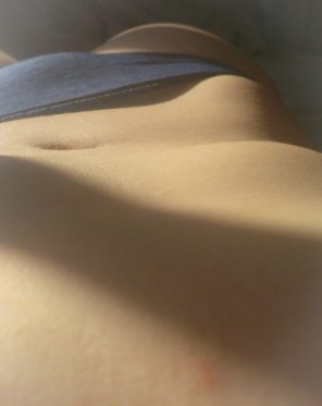 foto amateur Soft [f]ocus on my stomach and hips