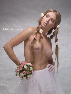 foto amateur Julia Kova nude tits 003