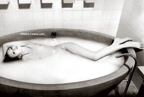 Karen Elson nude tits 002