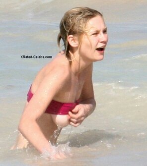 foto amatoriale Kirsten Dunst nude boob slip 003