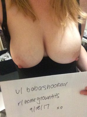foto amatoriale IMAGE[Verification][Image] My girls would like some more attention please xx