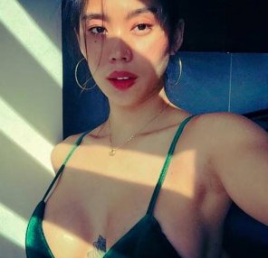 foto amateur Mimai Ong with Tattoo Between Tits