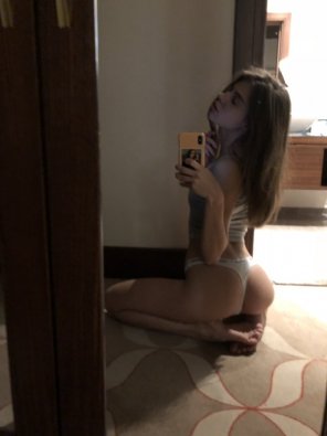 foto amateur With her back side to the mirror