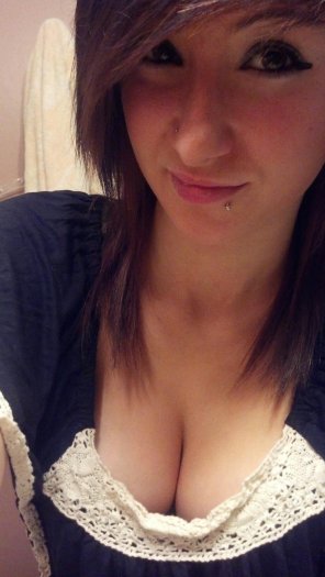 amateurfoto cutie with cleavage