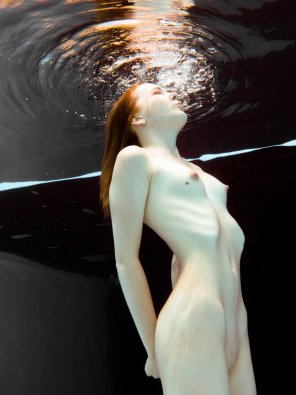 zdjęcie amatorskie Water Mannequin Joint Sculpture 