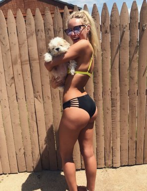 photo amateur Ass and a puppy