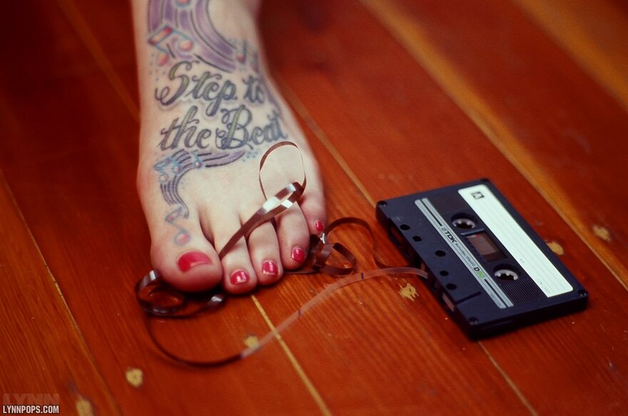 LynnColoredFeetBoombox007-lg