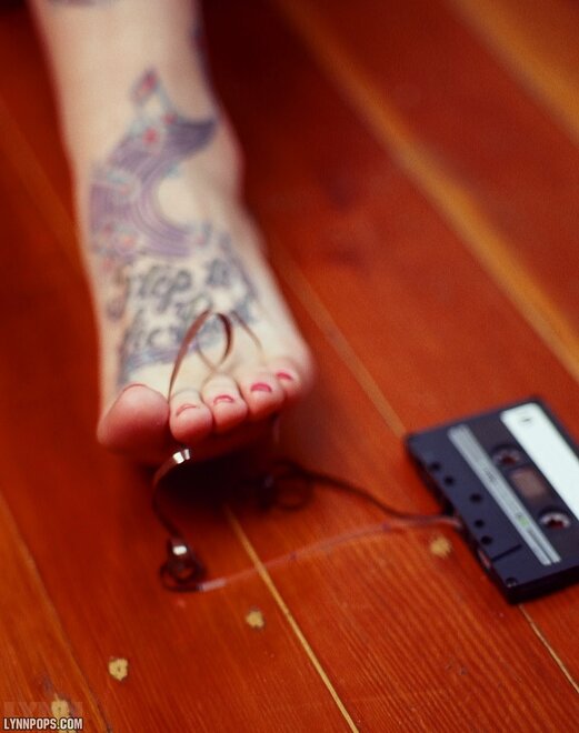 LynnColoredFeetBoombox008-lg