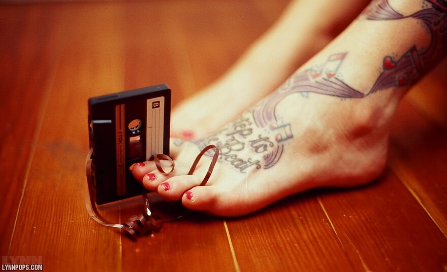 LynnColoredFeetBoombox010-lg