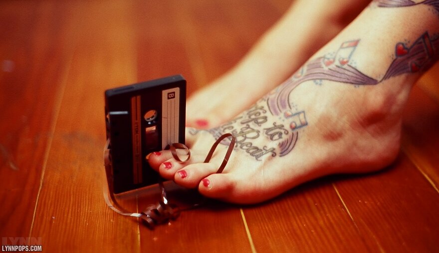 LynnColoredFeetBoombox011-lg