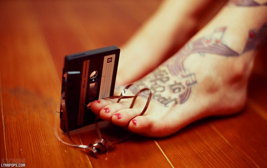 LynnColoredFeetBoombox012-lg