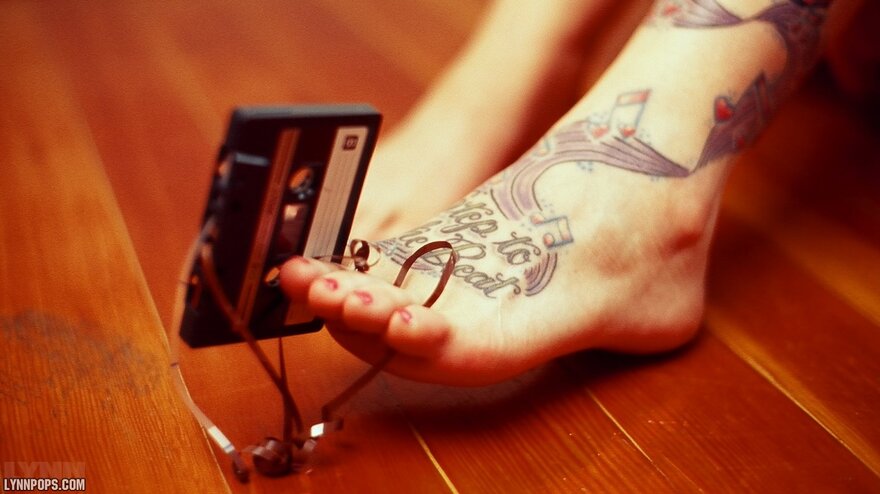 LynnColoredFeetBoombox014-lg